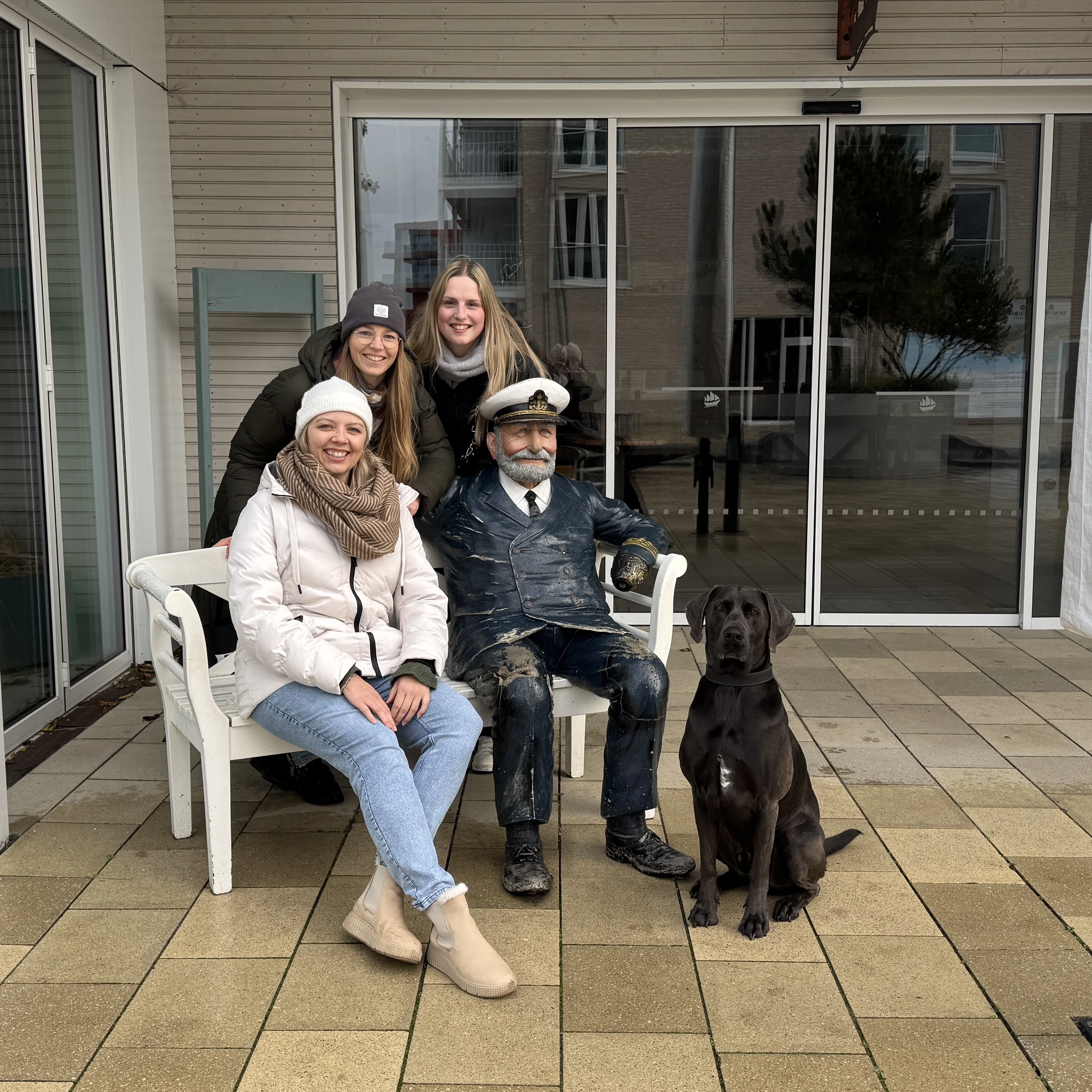 Reisegruppe und Hund Parkbesuch Travemünde